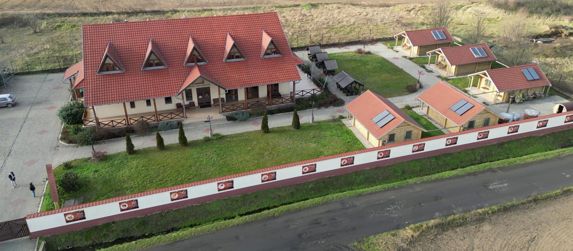 Tuzseri Palinka Tanya Bagian luar foto